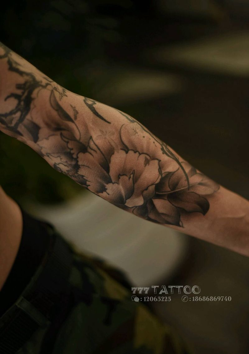 牡丹花臂纹身图片_手臂新传统纹身图案