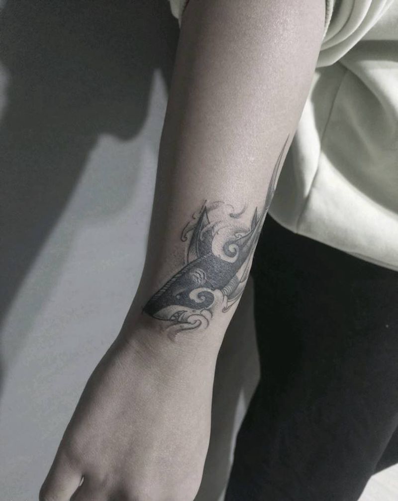 鲨鱼遮盖纹身图片_手臂几何水墨鲨鱼遮盖纹身图案