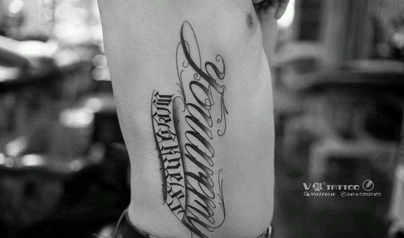 圆叁花体字纹身图片