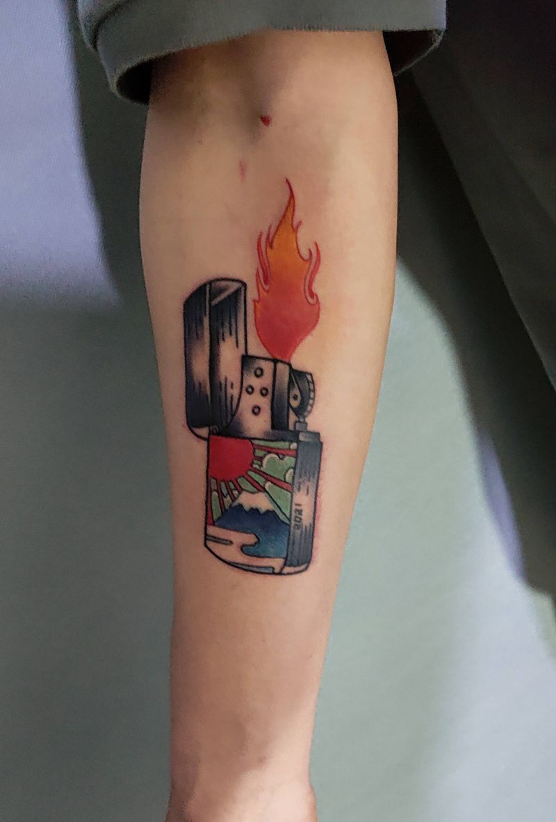 火机纹身图片_手部手臂Old School打火机富士山纹身图案