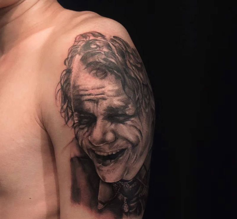 小丑希斯莱杰纹身图片_肩部欧美写实纹身图案