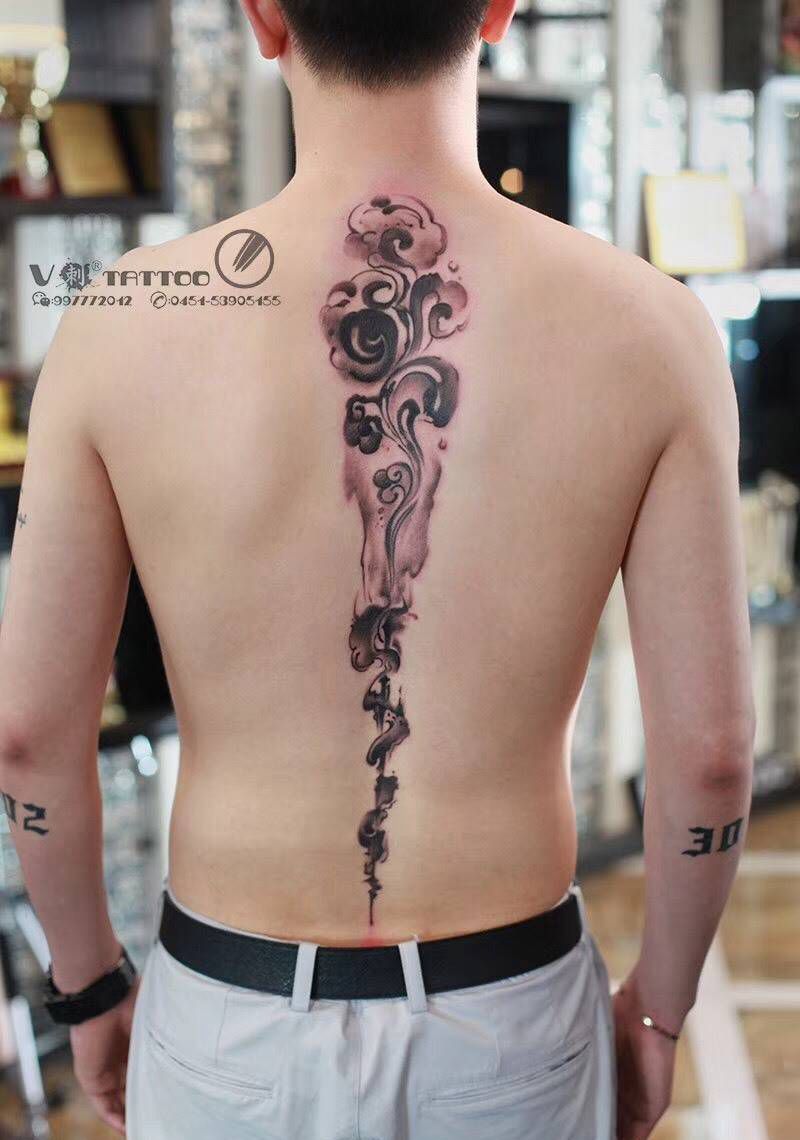 云脊柱纹身图片
