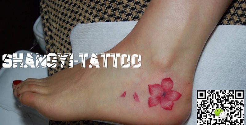 脚面小花纹身纹身图片_成品脚部清新植物纹身图案