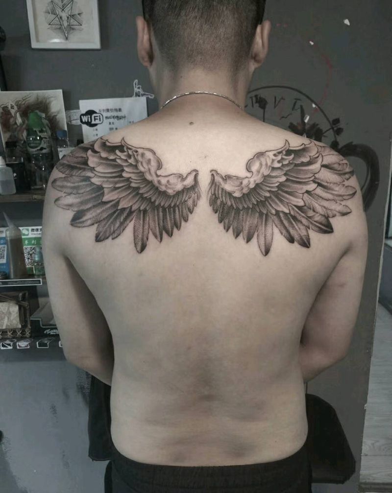 翅膀纹身图片_背部欧美写实翅膀纹身图案