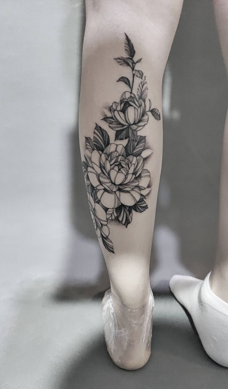 素花纹身图片_腿部几何点刺素花花纹身图案