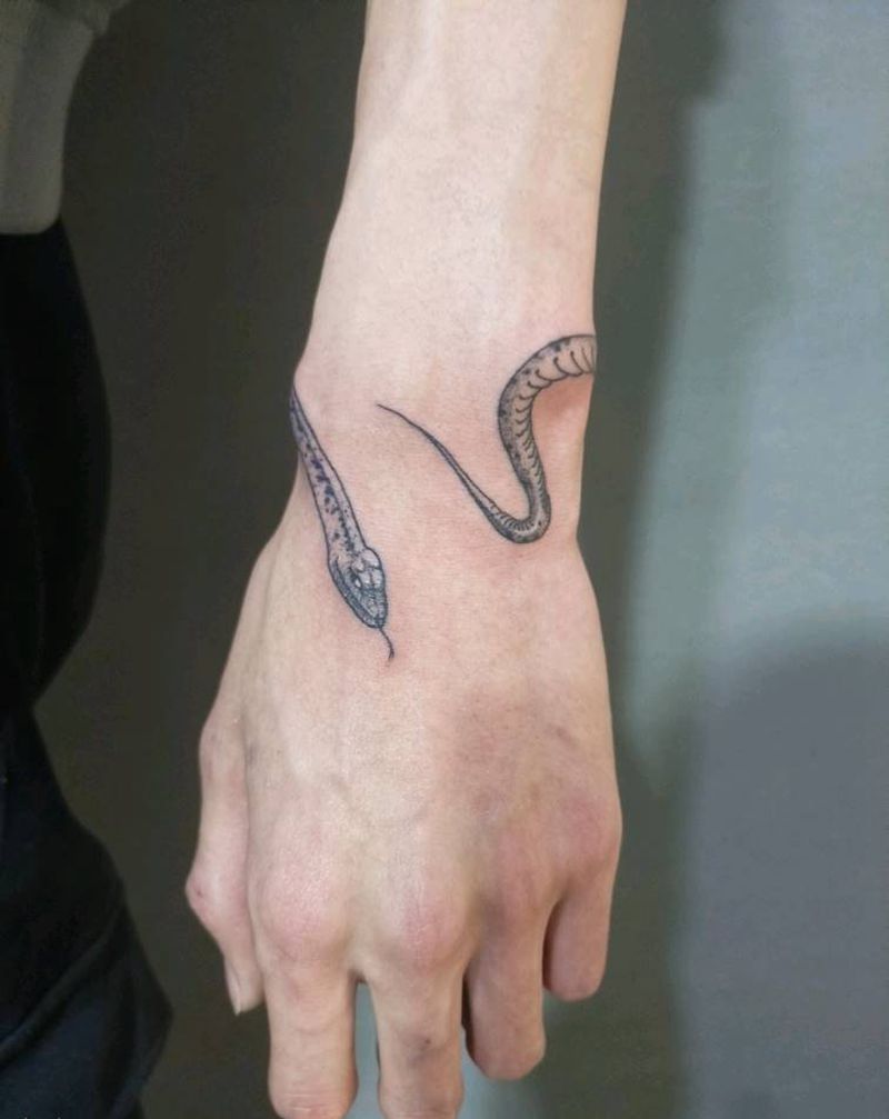 蛇纹身图片_手部手臂几何点刺蛇纹身图案