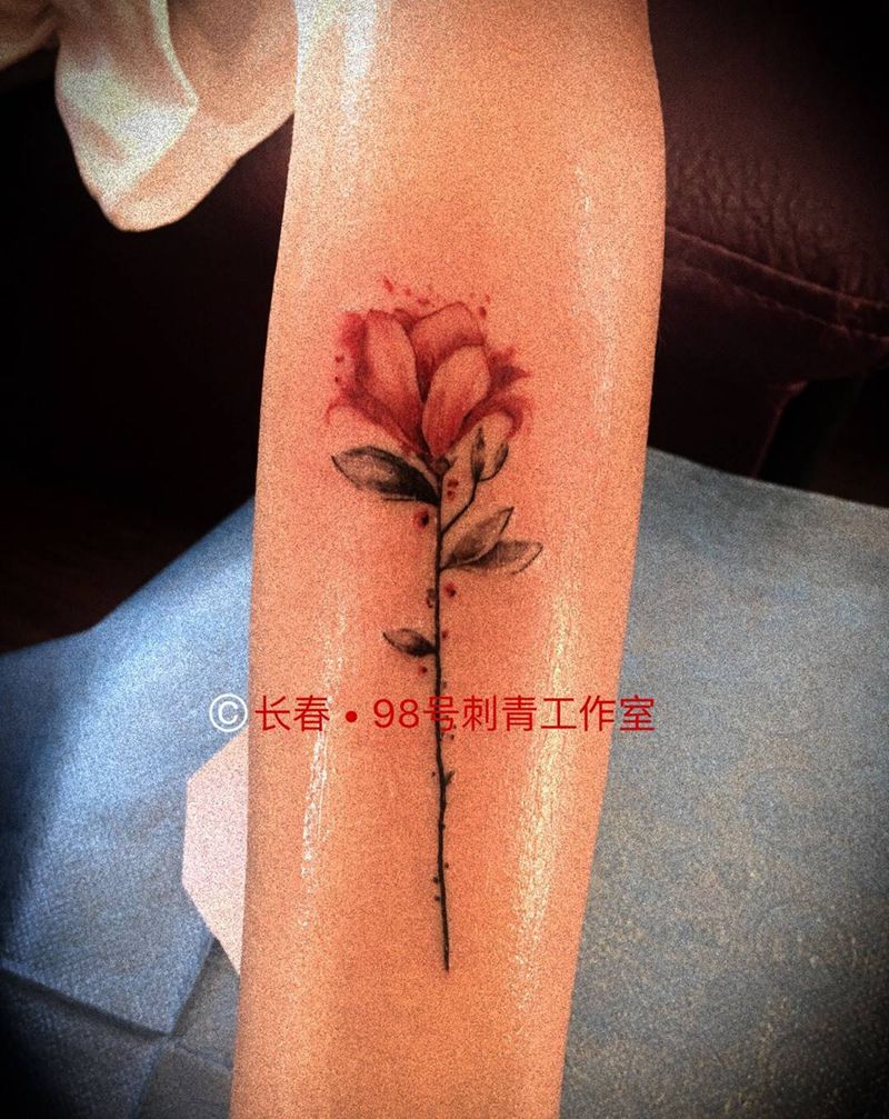 水墨红花纹身图片