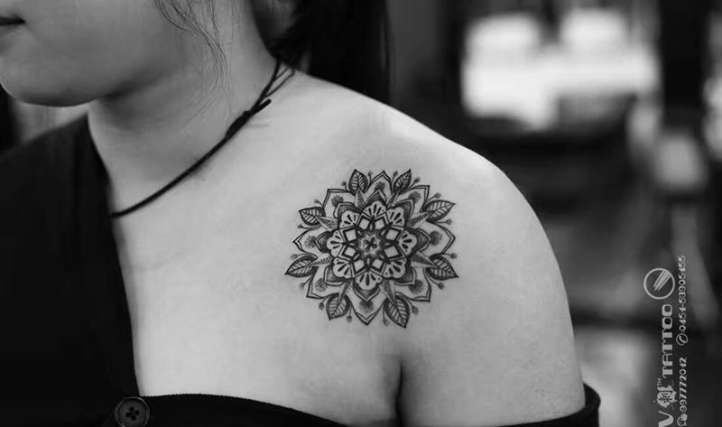 肩部繁花纹身图片_成品肩部清新原创几何纹身图案