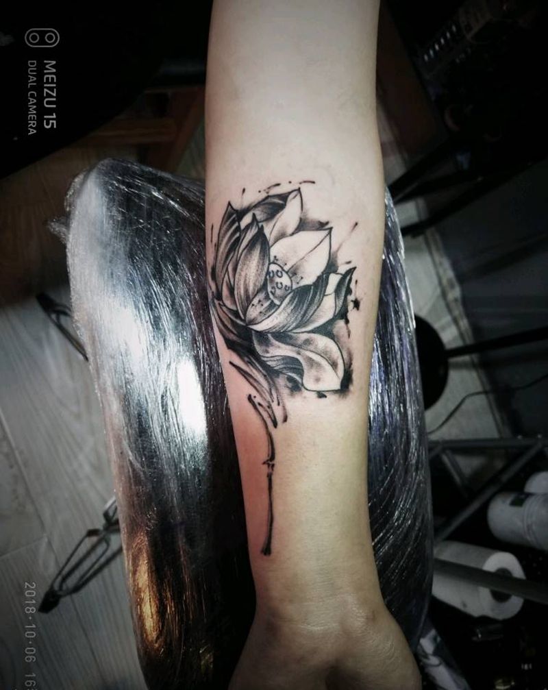 水墨荷花纹身图片_手臂水墨新传统纹身图案