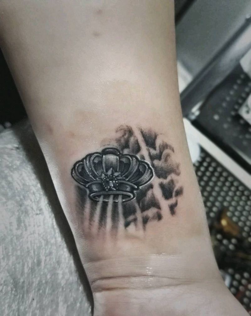 2厘米大小的皇冠  有点扣手纹身图片_手臂欧美成品纹身图案