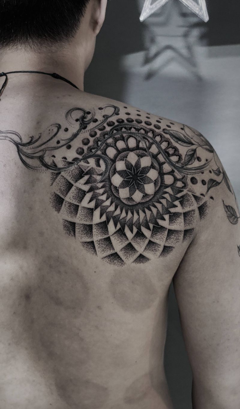 怕痛同学的福音纹身图片_背部点刺花纹身图案