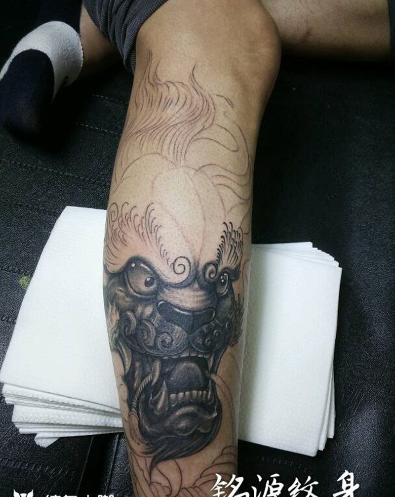 狮子纹身图片_腿部传统动物纹身图案