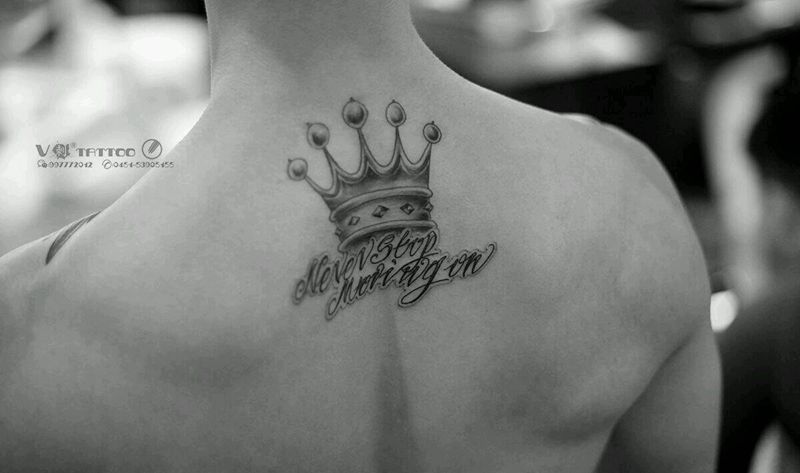 皇冠花体字纹身图片