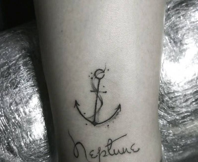 船矛纹身图片_脚部水墨点刺纹身图案