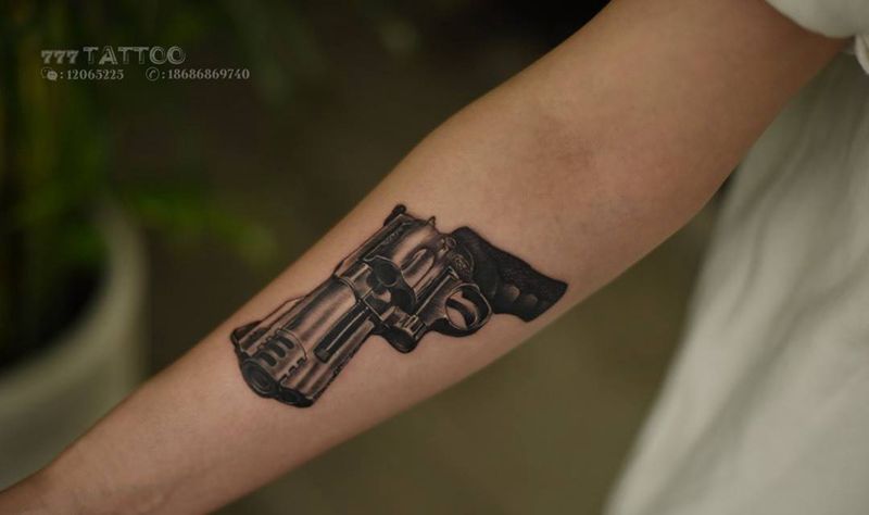 小臂手枪纹身图片