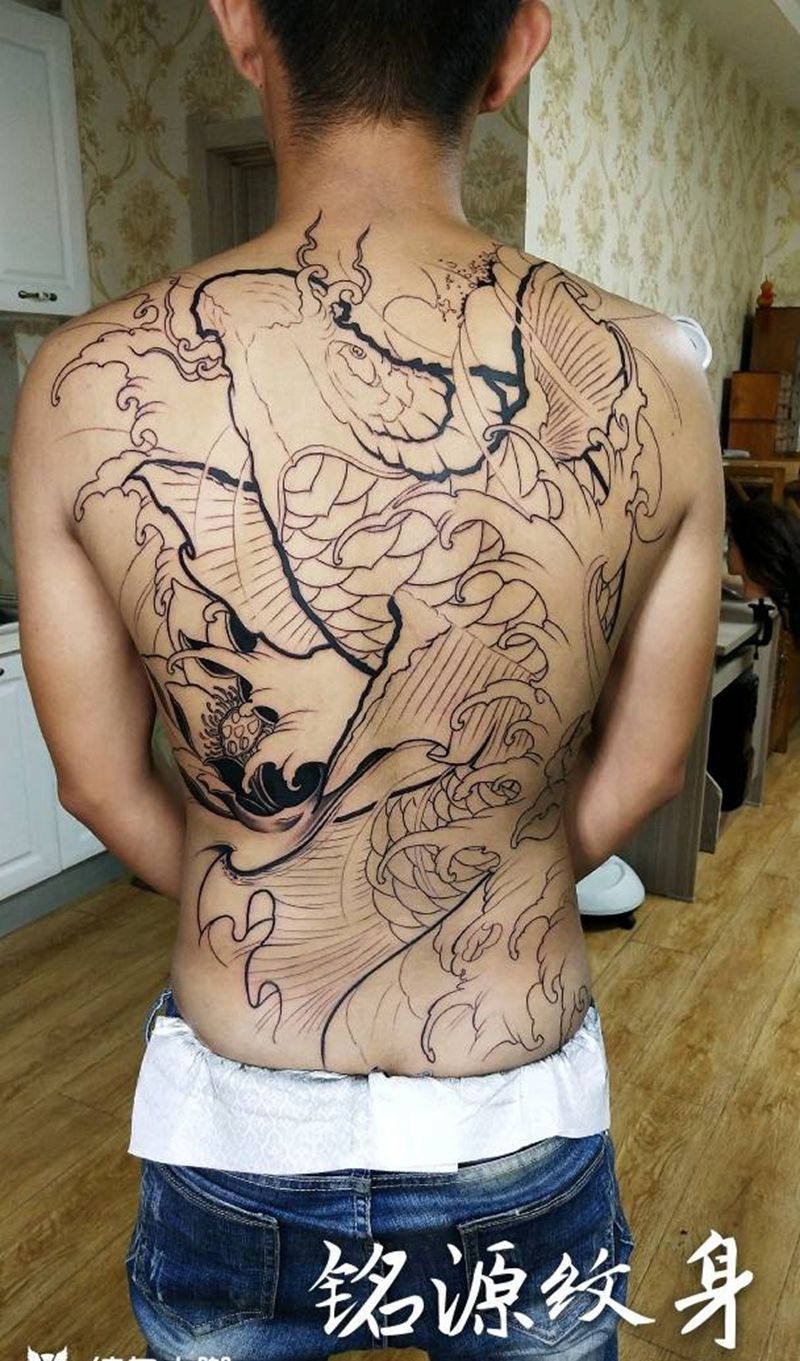 鲤鱼纹身图片_背部新传统纹身图案