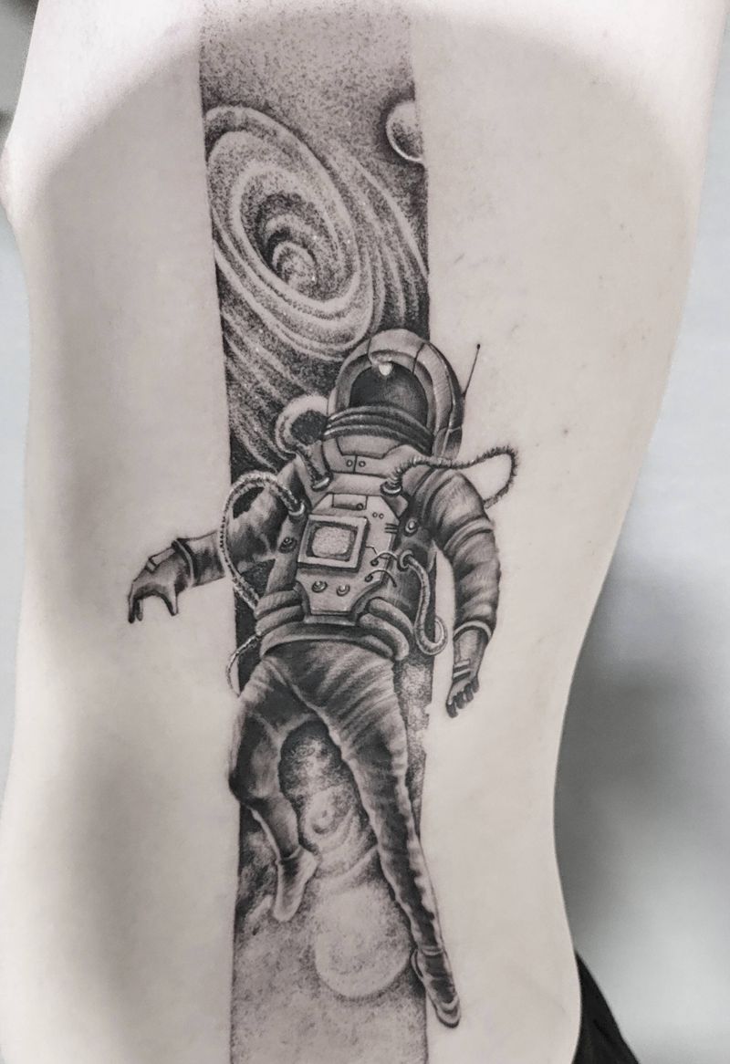 宇航员纹身图片_腹部点刺宇航员太空纹身图案