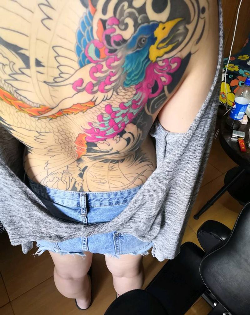 满背凤凰纹身图片_背部纹身图案