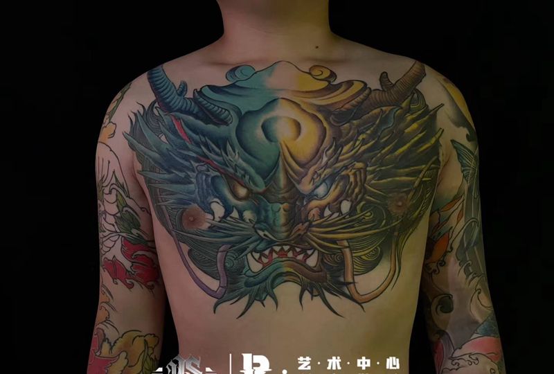 新传统龙遮盖纹身图片_胸部纹身图案
