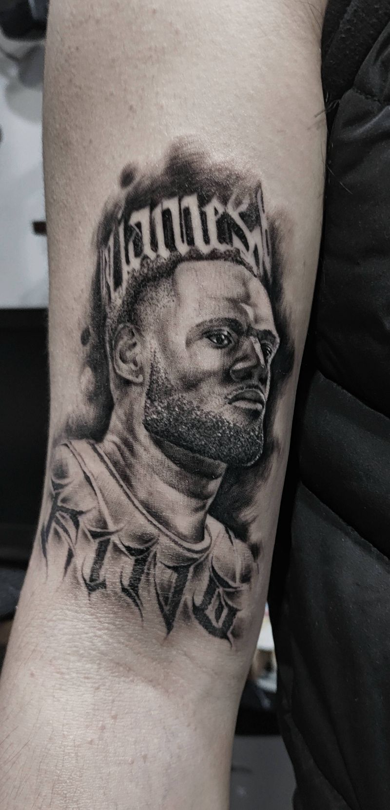 詹姆斯纹身图片_手臂欧美写实詹姆斯纹身图案