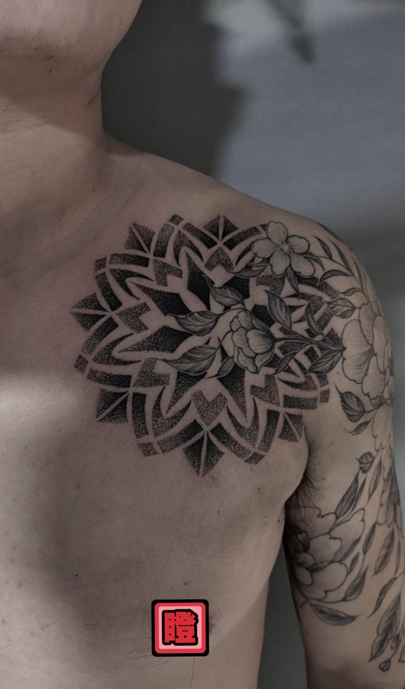 点刺纹身图片_胸部点刺花纹身图案