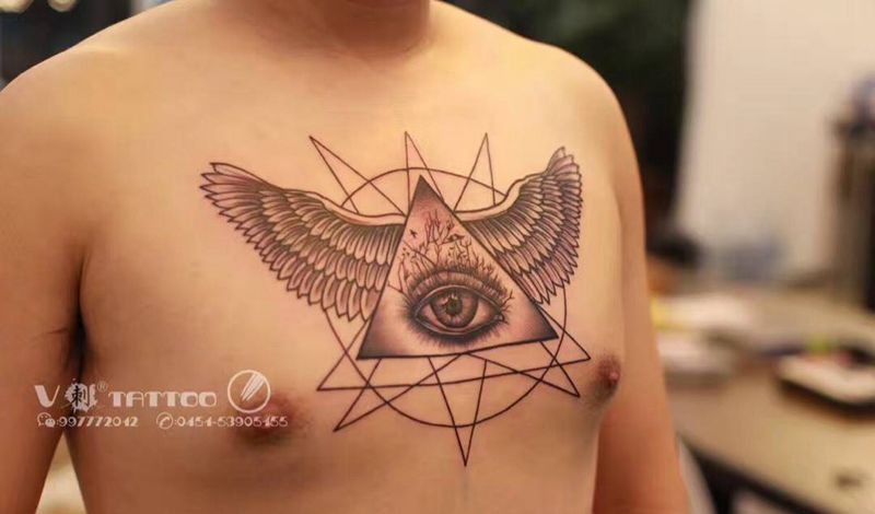胸前眼睛 翅膀纹身图片