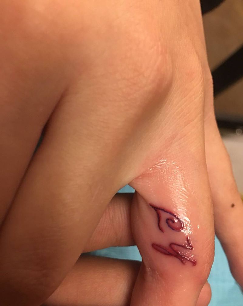 双色字母纹身图片