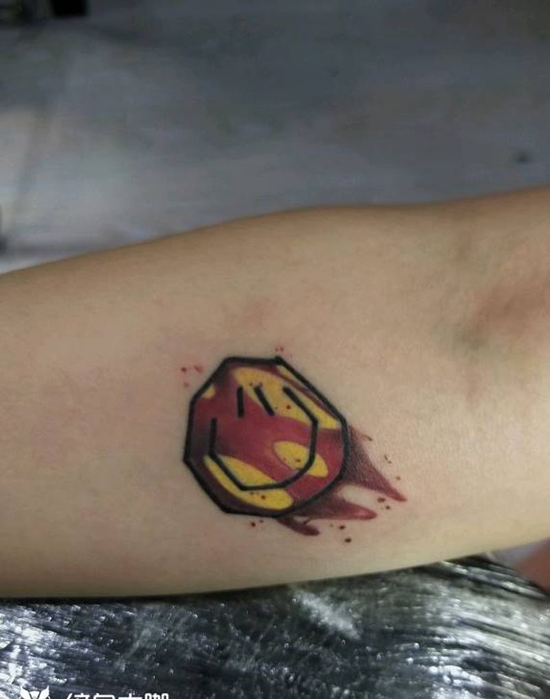 笑脸纹身图片_手臂水彩笑脸纹身图案