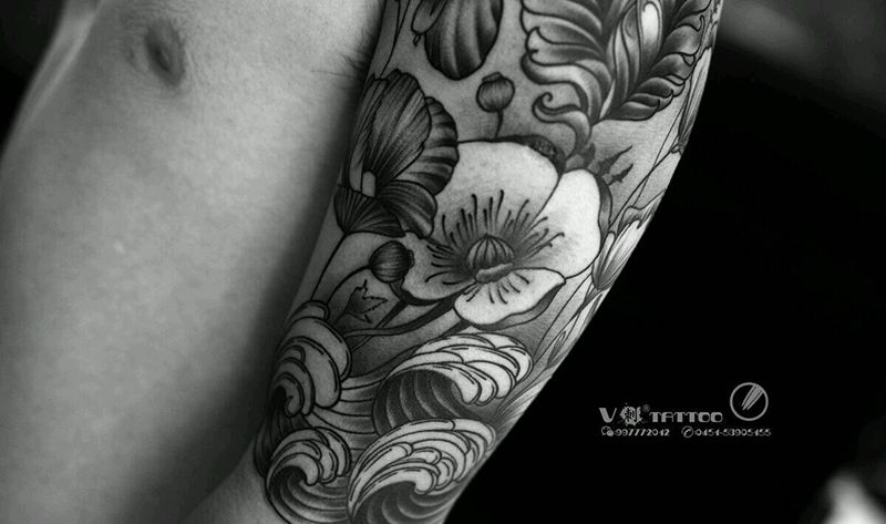 大臂外侧花纹身图片