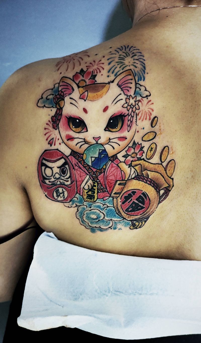招财猫纹身图片_肩部水彩新传统招财猫钱袋达摩纹身图案