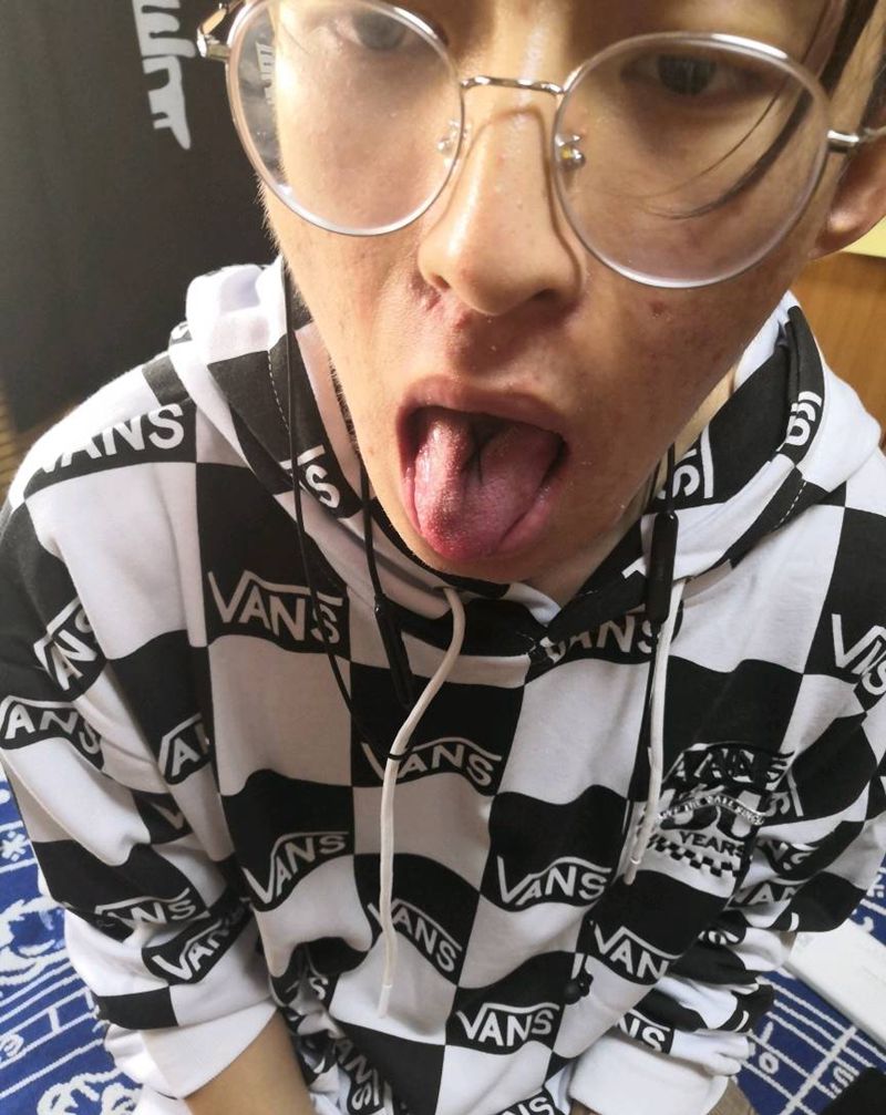 纹舌头纹身图片_腰部腿部纹身图案