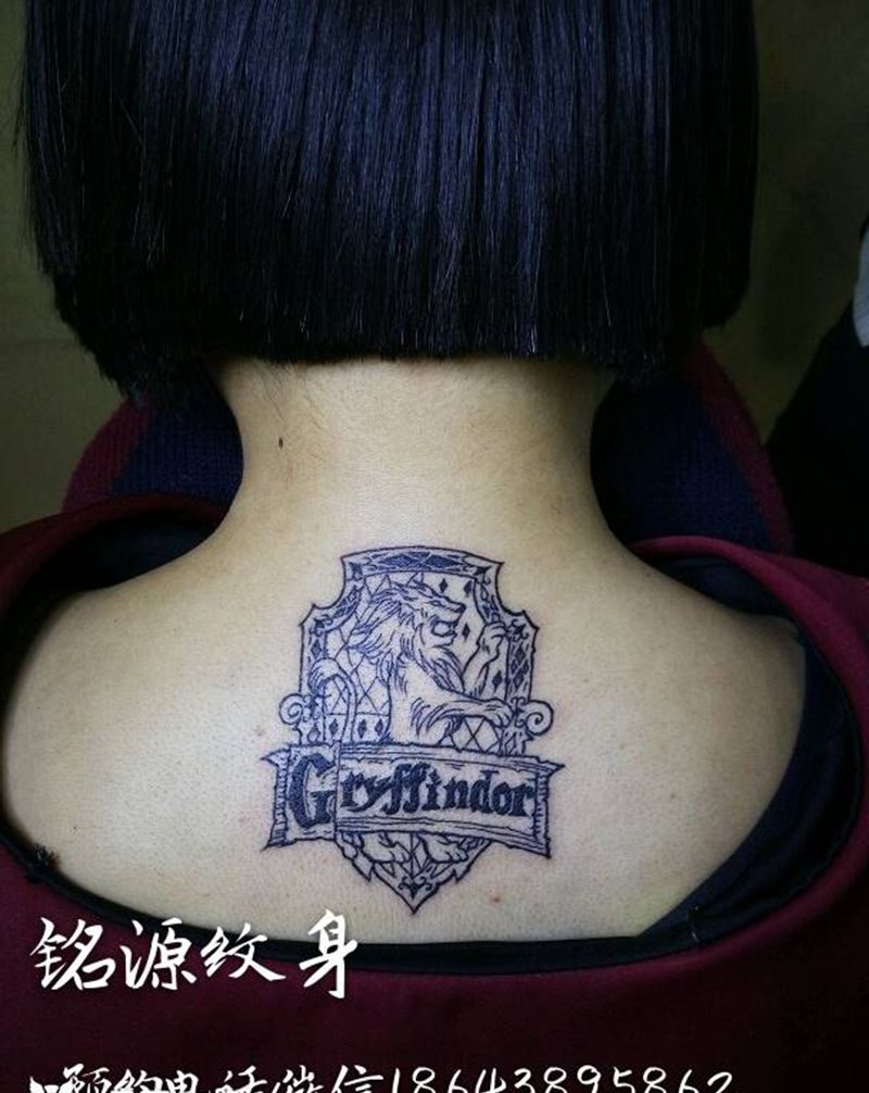 狮子图标纹身图片_颈部清新成品纹身图案