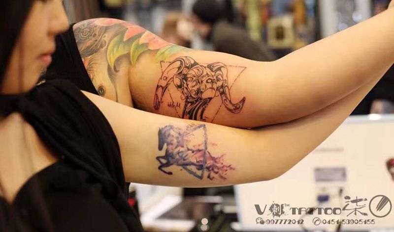 情侣属相纹身纹身图片_成品清新手臂原创情侣几何字符动物纹身图案