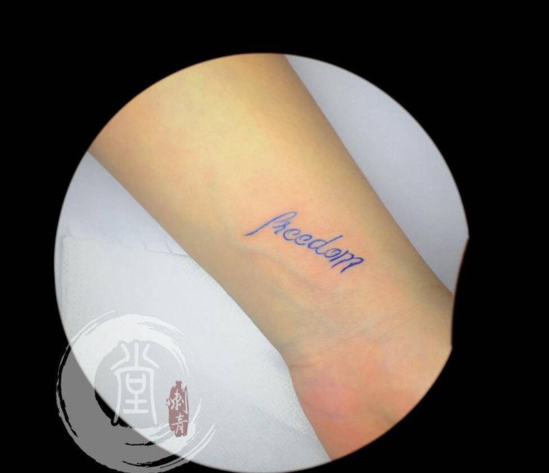 堂口刺青-小英文纹身图片_手部手臂清新纹身图案