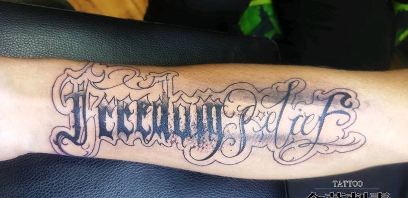 花体字纹身图片_手臂花体字纹身图案