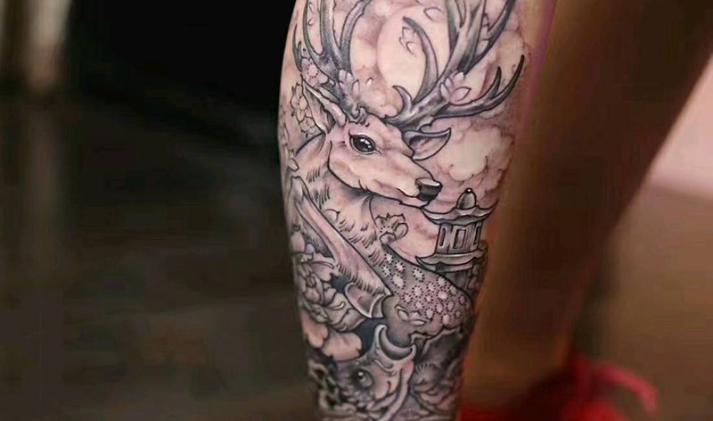 鹿禄纹身图片_腿部传统动物原创黑灰成品纹身图案