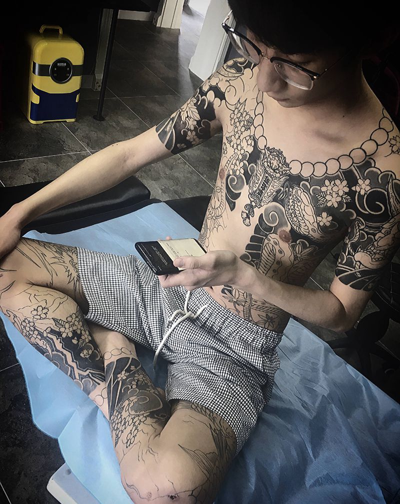 全甲进行中纹身图片_腿部手部纹身图案
