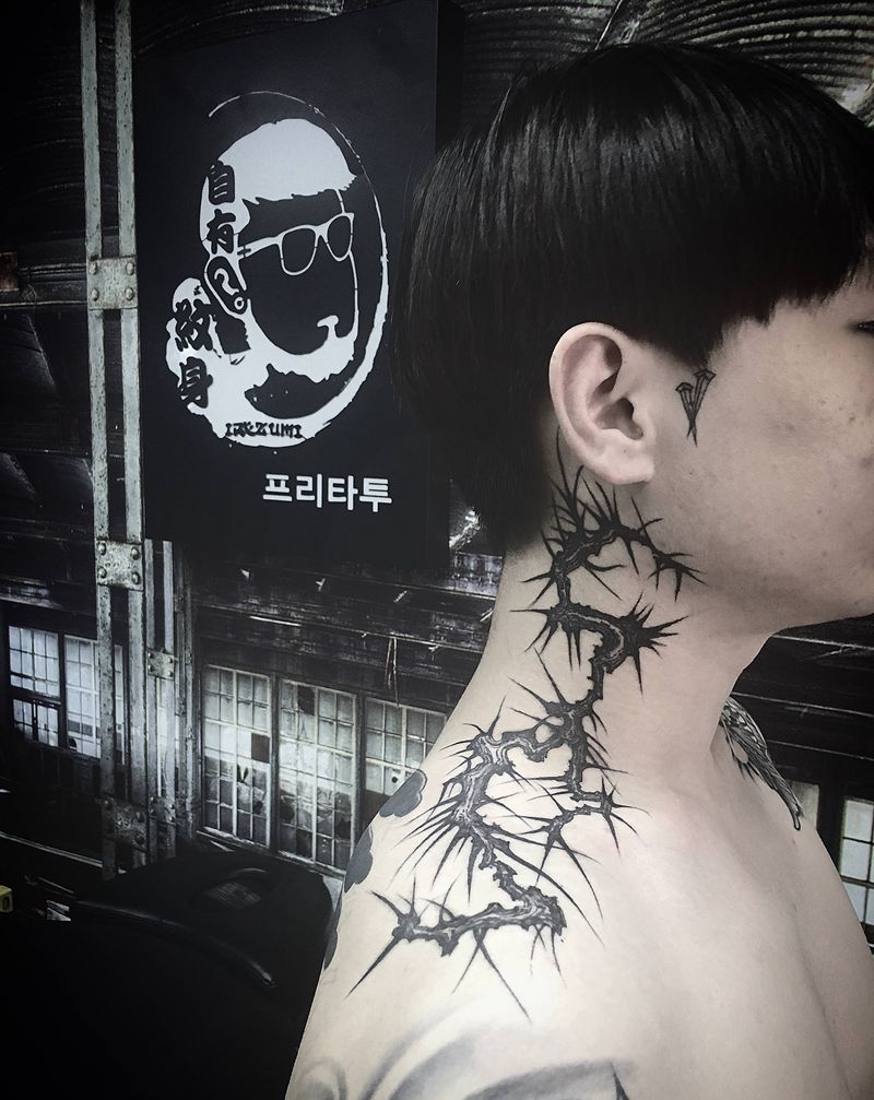 藤条纹身图片_颈部纹身图案