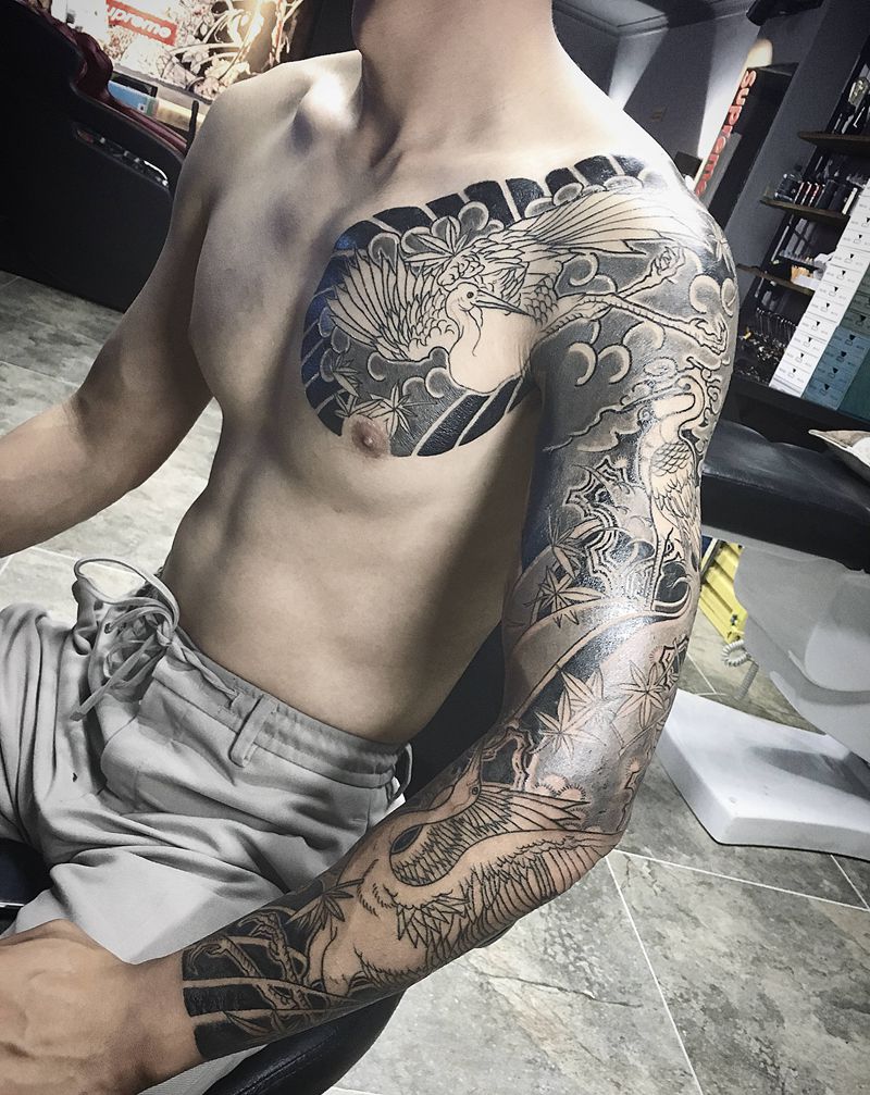 半甲花臂进行中纹身图片_手臂胸部纹身图案