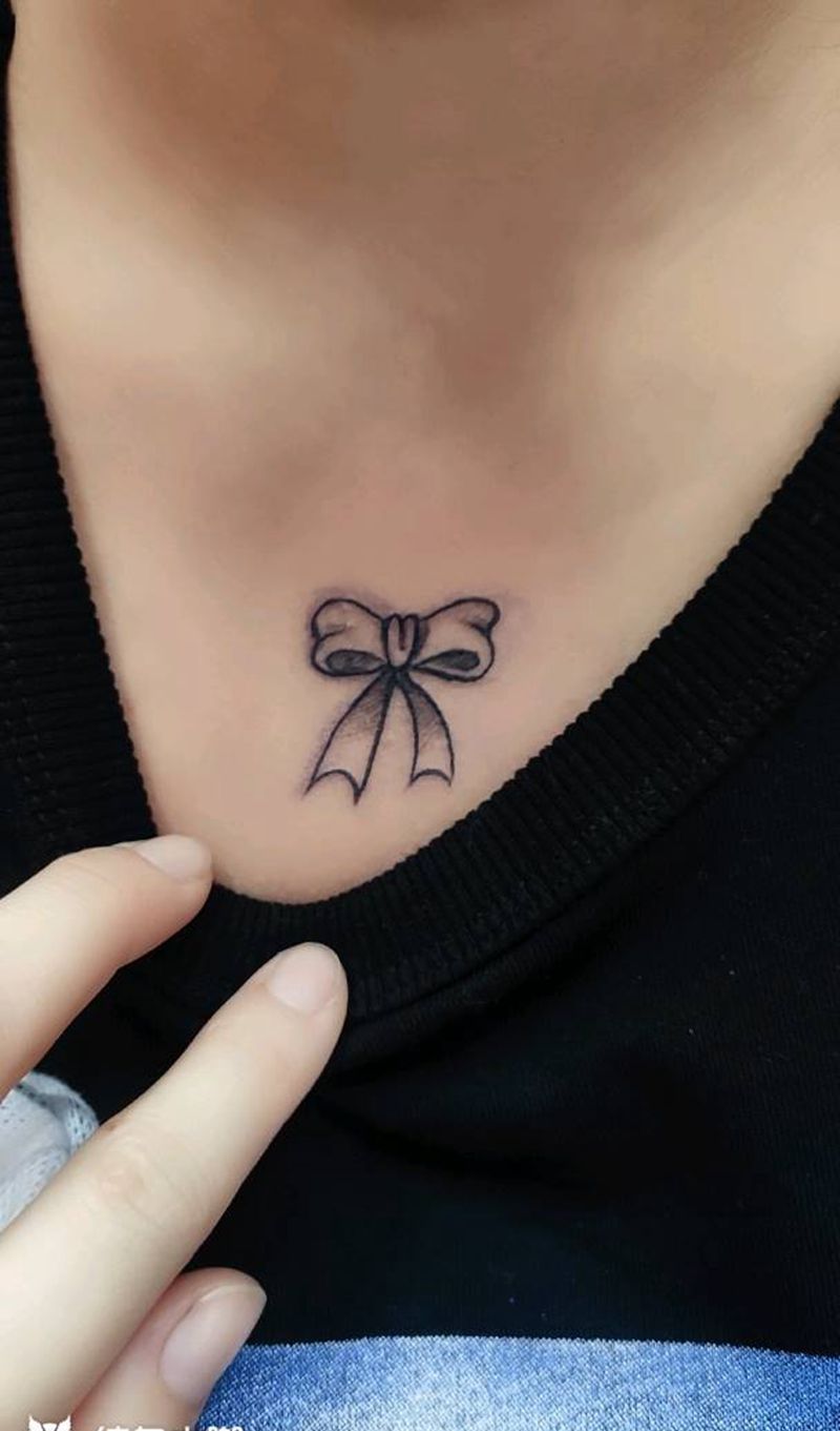 蝴蝶结纹身图片_胸部纹身图案