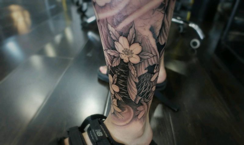 鱼，未完纹身图片_腿部传统动物植物原创黑灰成品纹身图案