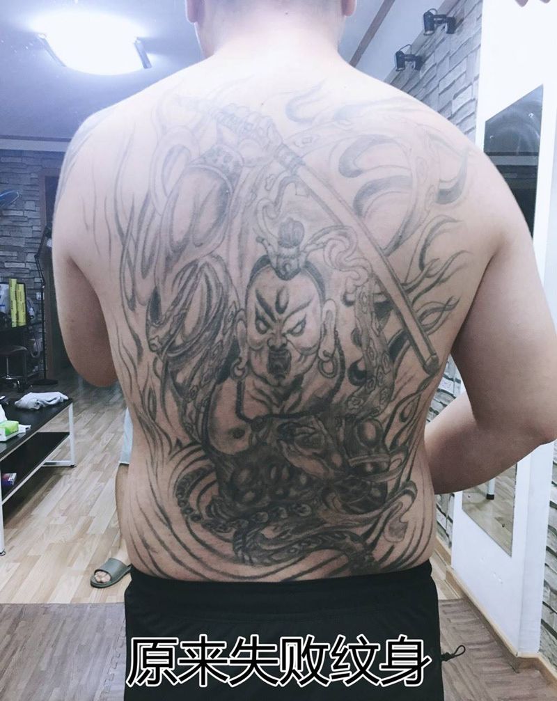 满背黑白覆盖纹身图片