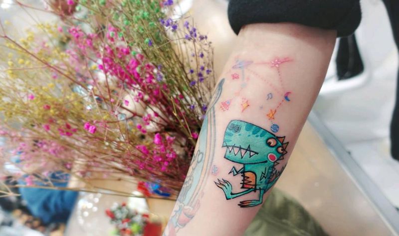 恐龙修改旧纹身纹身图片_手臂New School恐龙可爱彩色纹身图案