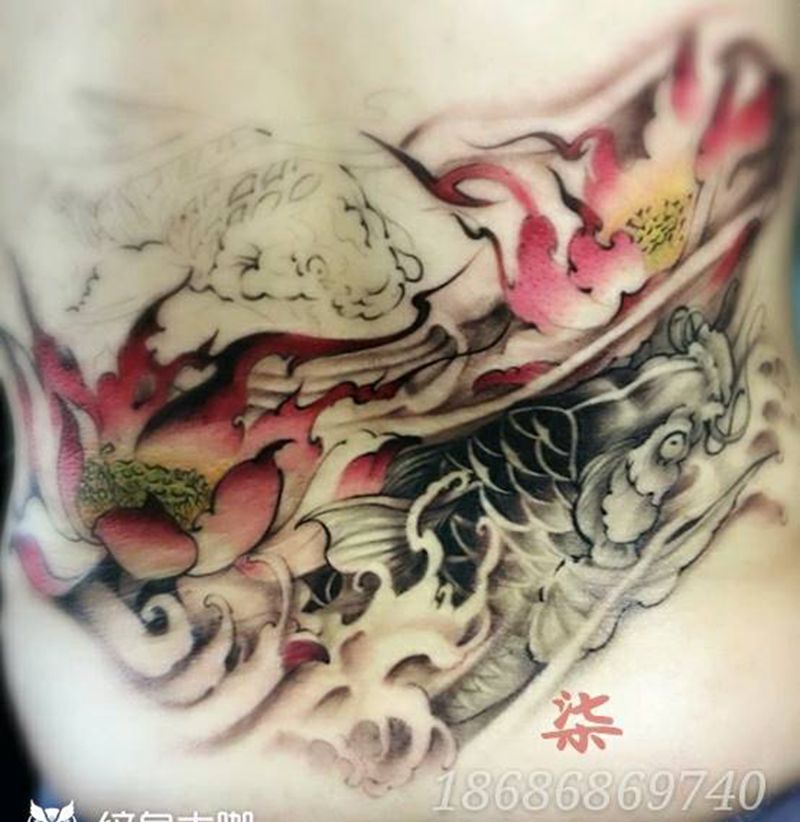 后腰鱼，荷纹身图片_腰部传统动物纹身图案