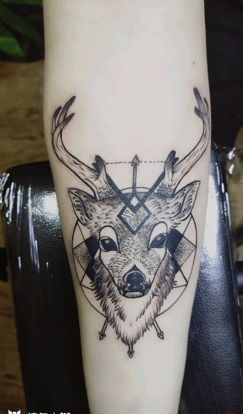 招财鹿纹身图片_手臂点刺几何纹身图案