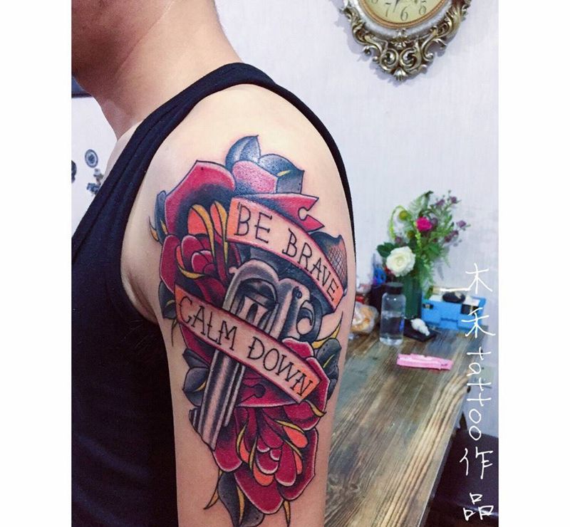 school枪与玫瑰纹身图片