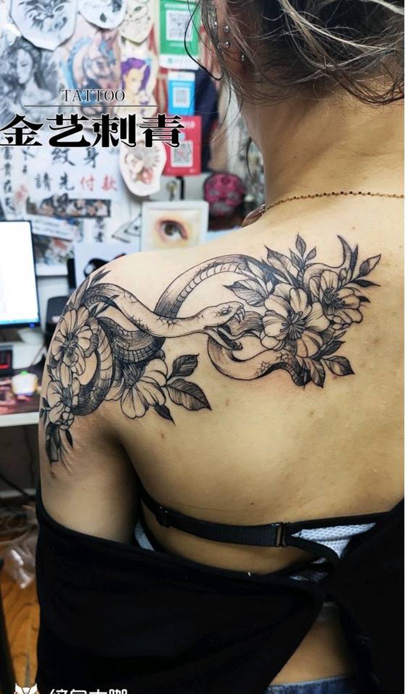 素花 蛇纹身图片_肩部纹身图案