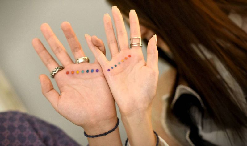 彩虹情侣纹身图片_手部几何彩色彩虹情侣纹身图案