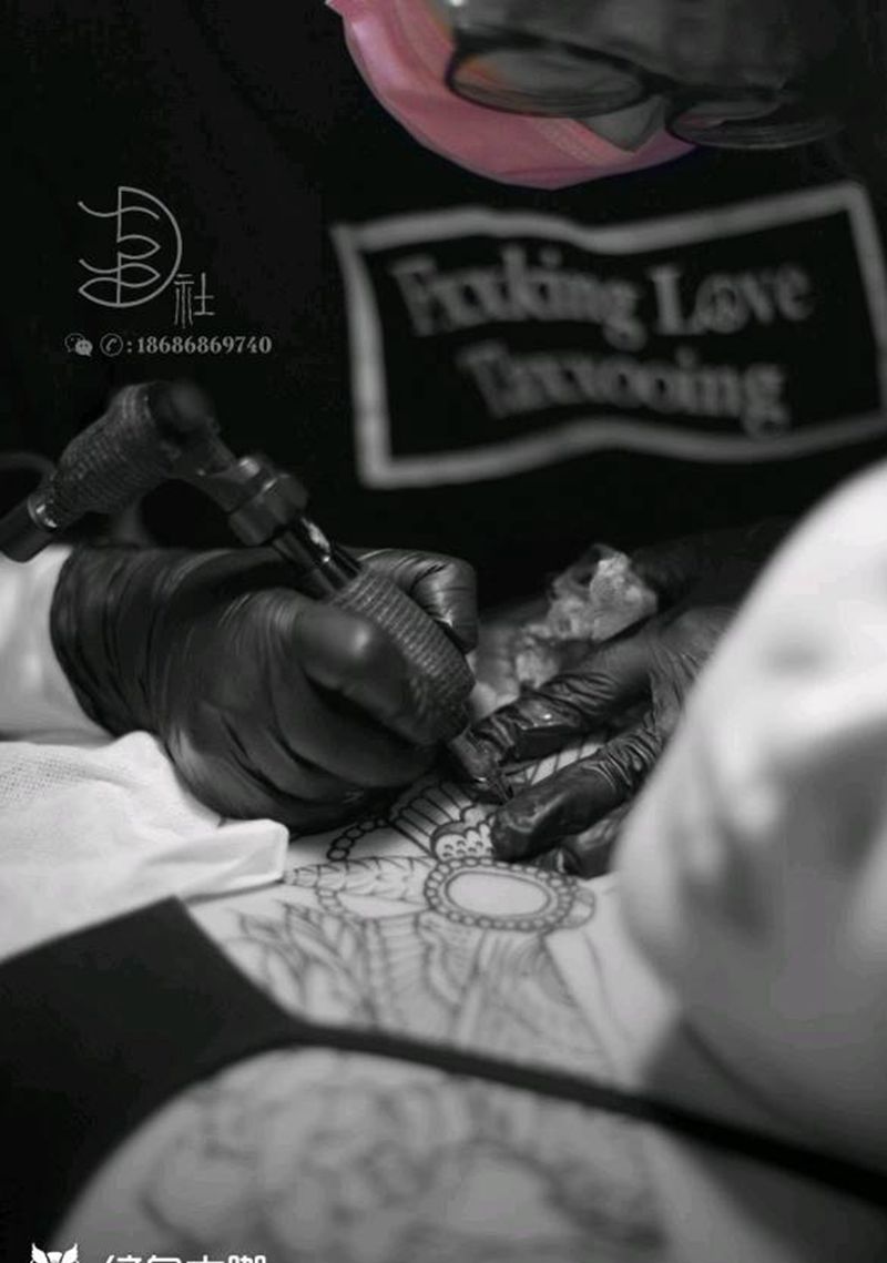 花胸纹身图片_胸部新传统New School遮盖花胸纹身图案