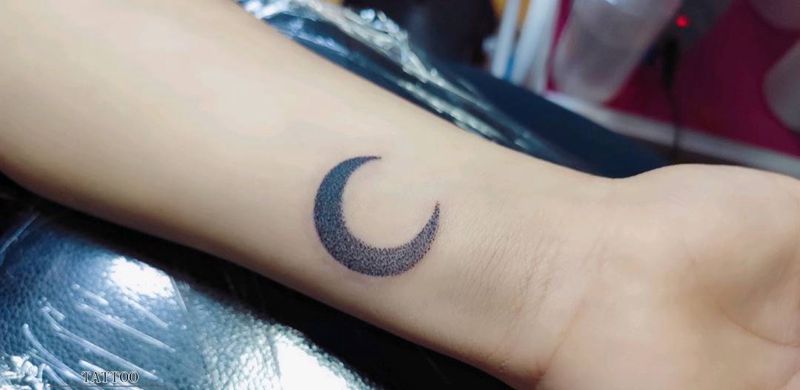 月亮纹身图片_手臂纹身图案